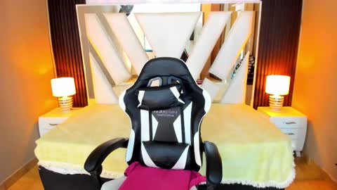  Linda  online show from December 2025 06:28:01 PM