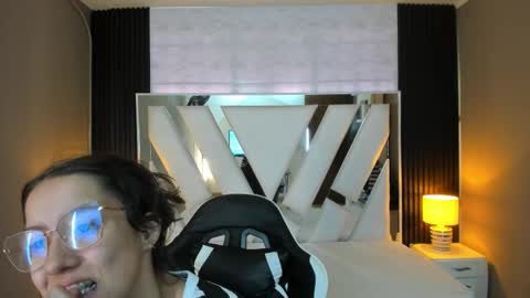  Linda  online show from December 2025 01:05:02 PM