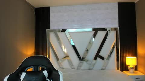  Linda  online show from December 2025 06:24:02 PM