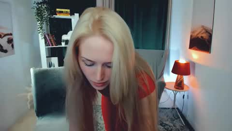 Snapshot of linda_roxy chatting on September 2025 09:09:02 PM Linda online show from September 2025 09:09:02 PM