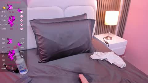Snapshot of linda_sofi__ chatting on February 2025 01:44:02 AM linda_sofi__ online show from February 2025 01:44:02 AM