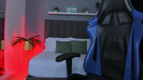 Snapshot of lindaa_natashaa chatting on December 2025 02:17:02 AM L I N D A online show from December 2025 02:17:02 AM