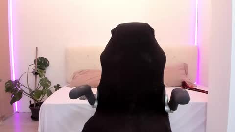 Linda  --  online show from November 2025 04:40:01 PM