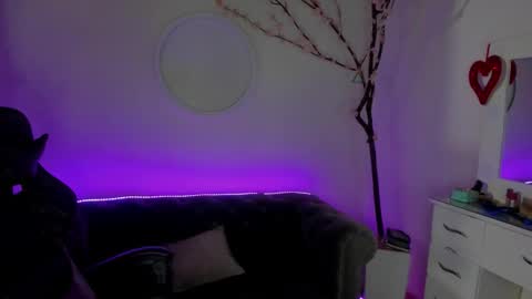 Lindsay    online show from January 2026 05:00:01 AM