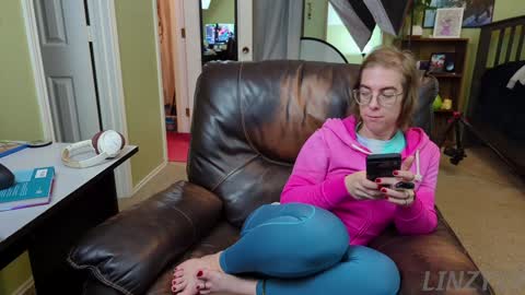 Snapshot of linzy19 chatting on January 2025 03:29:02 AM Linzy19 online show from January 2025 03:29:02 AM