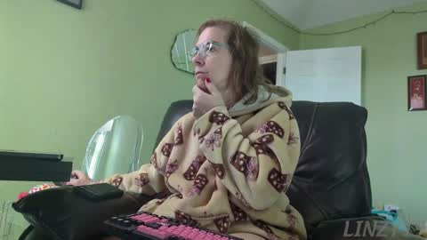 Snapshot of linzy19 chatting on November 2025 04:27:02 PM Linzy19 online show from November 2025 04:27:02 PM