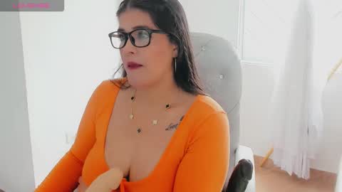 Lisa online show from November 2025 03:44:01 PM