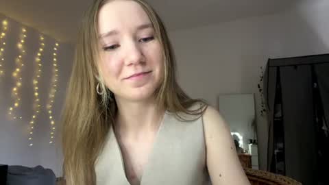 lisasmall online show from June 2026 06:17:02 PM