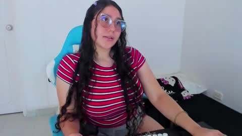 Laire  online show from November 2025 06:41:02 PM