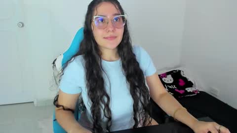 Laire  online show from November 2025 10:01:02 PM