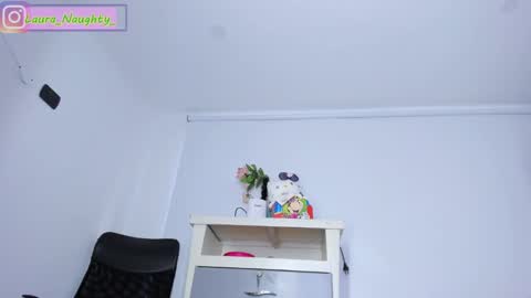 Snapshot of little_tatis chatting on January 2025 12:45:02 PM Im Laura. buy my contentcompra mi contenido offline  online show from January 2025 12:45:02 PM