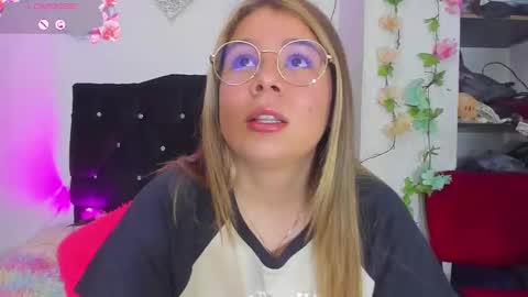 Snapshot of little_tifanny82 chatting on February 2025 02:36:01 PM Tifanny online show from February 2025 02:36:01 PM