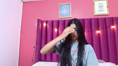 Snapshot of littlee_emilyy_ chatting on January 2025 09:02:01 AM Emily  online show from January 2025 09:02:01 AM