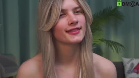 Snapshot of lizbethcoll chatting on February 2025 08:44:01 PM Sunnheart online show from February 2025 08:44:01 PM