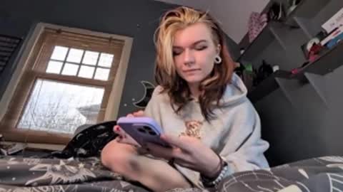 Snapshot of lizzyylovesick chatting on December 2024 02:04:01 PM lizzybunny online show from December 2024 02:04:01 PM