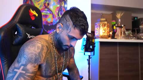 logan_hugh8 online show from October 2025 11:27:02 PM