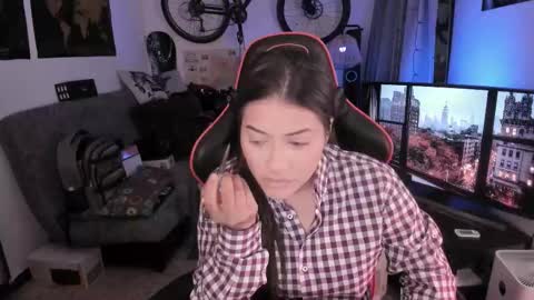 lolaasmith_21 online show from March 2026 06:20:01 PM