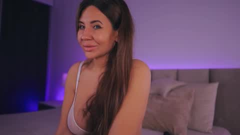 Lola online show from September 2025 08:30:01 PM