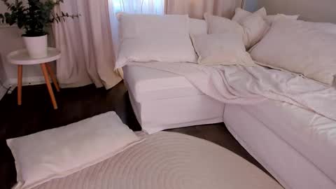 lonelyteaser online show from March 2026 12:22:01 PM