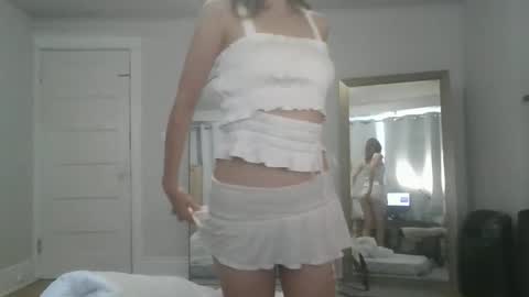 Snapshot of looking444love888 chatting on October 2025 06:10:02 PM Elanor online show from October 2025 06:10:02 PM