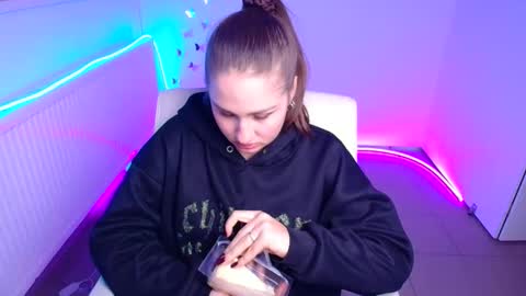 Lora online show from October 2025 11:33:02 AM