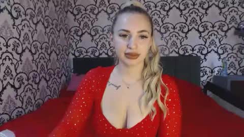 Snapshot of lorasinclare chatting on October 2025 09:10:01 AM Queen LoraSinClare online show from October 2025 09:10:01 AM