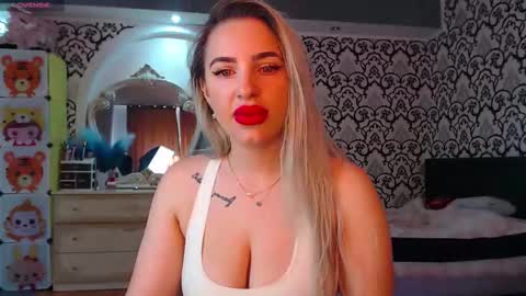 Snapshot of lorasinclare chatting on April 2026 06:55:02 AM Queen LoraSinClare online show from April 2026 06:55:02 AM