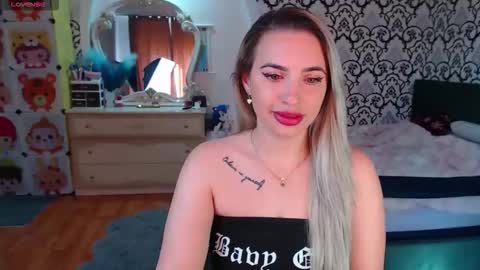 Snapshot of lorasinclare chatting on April 2026 07:02:02 AM Queen LoraSinClare online show from April 2026 07:02:02 AM