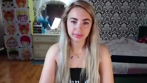 Snapshot of lorasinclare chatting on June 2026 07:10:01 AM Queen LoraSinClare online show from June 2026 07:10:01 AM