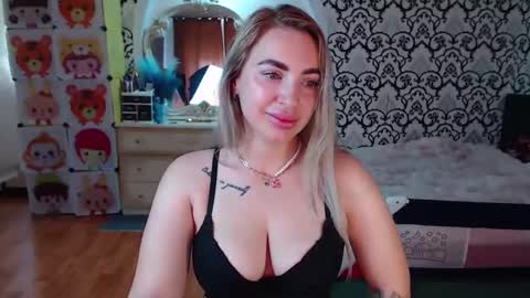 Snapshot of lorasinclare chatting on June 2026 07:47:02 AM Queen LoraSinClare online show from June 2026 07:47:02 AM
