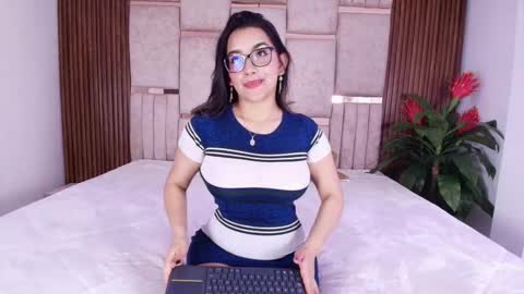  Lorein  online show from October 2025 09:15:01 PM