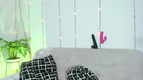 L O R E N online show from April 2026 09:16:01 PM