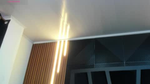  L O R E N Z O  Thumbs Up help  online show from November 2025 05:12:01 PM