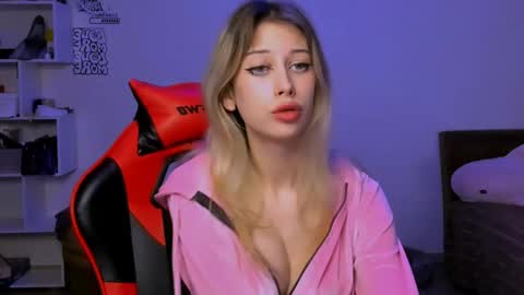 Lori online show from November 2025 06:06:02 PM