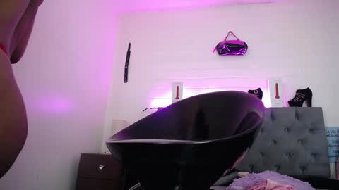 Snapshot of louise_nails chatting on December 2024 01:29:02 PM LouIse online show from December 2024 01:29:02 PM