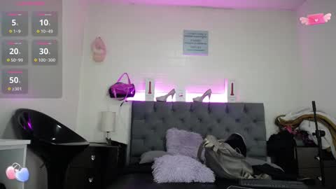Snapshot of louise_nails chatting on February 2025 11:52:01 AM LouIse online show from February 2025 11:52:01 AM
