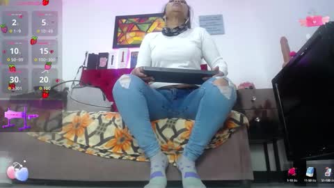 Snapshot of louise_nails chatting on September 2025 12:49:02 PM LouIse online show from September 2025 12:49:02 PM