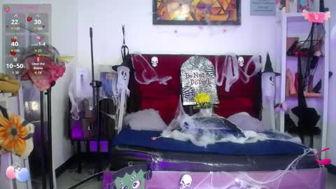 Snapshot of louise_nails chatting on October 2025 03:13:01 PM LouIse online show from October 2025 03:13:01 PM