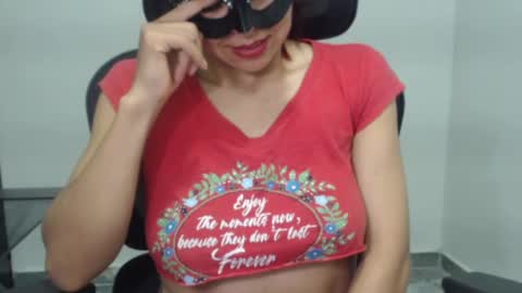 Snapshot of love_gatubela chatting on February 2025 01:00:02 AM Nina online show from February 2025 01:00:02 AM