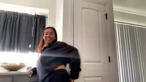 Snapshot of lovellly_ chatting on March 2025 04:21:01 PM Love online show from March 2025 04:21:01 PM