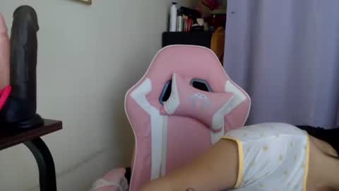 lovely_leah23 online show from November 2025 03:42:02 AM