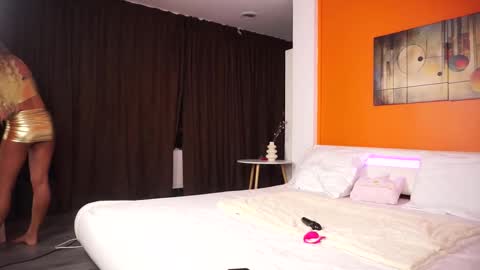 Snapshot of lovingblondie chatting on November 2025 04:33:02 AM Nora online show from November 2025 04:33:02 AM