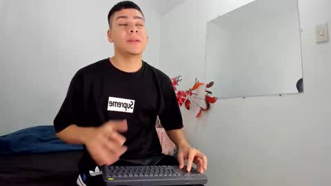 LUCAS TORREZ online show from December 2025 04:32:01 AM