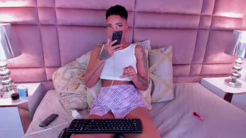 Snapshot of luciawallace chatting on February 2025 01:31:01 AM lucia wallace online show from February 2025 01:31:01 AM