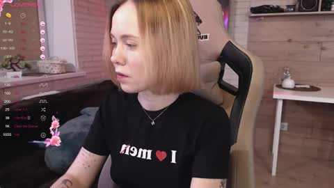 Snapshot of lucy_mirror chatting on October 2025 09:26:02 PM Lucy online show from October 2025 09:26:02 PM