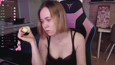 Snapshot of lucy_mirror chatting on November 2025 08:30:01 PM Lucy online show from November 2025 08:30:01 PM