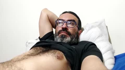 Snapshot of luis2988z chatting on May 2026 01:44:02 AM Hairyman online show from May 2026 01:44:02 AM