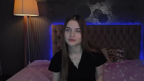 LuisaClover online show from November 2025 01:24:01 PM