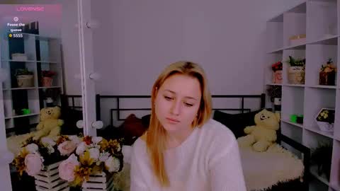 Snapshot of lulu___moon chatting on November 2025 07:19:02 AM Lily online show from November 2025 07:19:02 AM