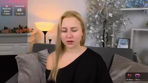 Snapshot of lulu___moon chatting on December 2025 09:53:02 PM Lily online show from December 2025 09:53:02 PM